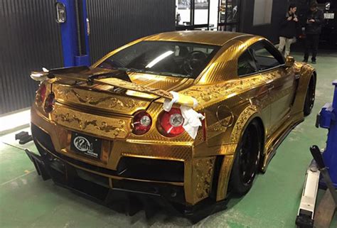 В Дубае показали золотой Nissan Gt R за миллион долларов