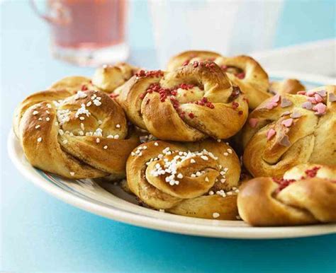 Kanelboller med kesam oppskrift med beregnet næringsinnhold og allergener av matoppskrift no