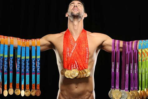 Phelps posa con todas sus medallas olímpicas La Tercera