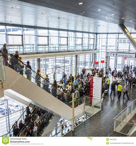 Besucher An Der Frankfurt-Buch-Messe 2014 Redaktionelles ...