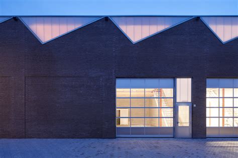 Beautiful Industrial Building Based On The Qualities Of The Sawtooth