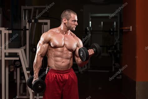 Young Bodybuilder Doing Heavy Weight Exercise For Biceps — Stock Photo
