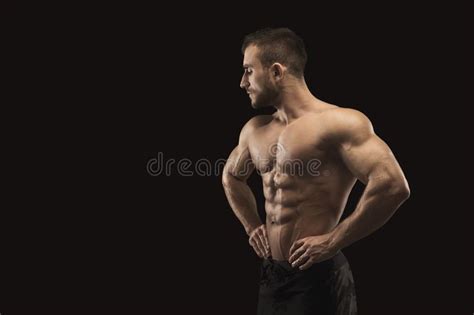 Ente Muscolare Nudo Dei Forti Showes Atletici Dell Uomo Fotografia Stock Immagine Di Nero