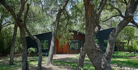 Photo 6 Of 11 In An Angular Austin Home Makes Way For Heritage Oak