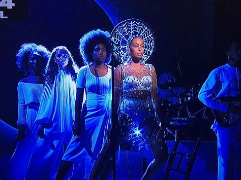 solange sang “cranes in the sky” on this week s “snl ” the song is the first single she released