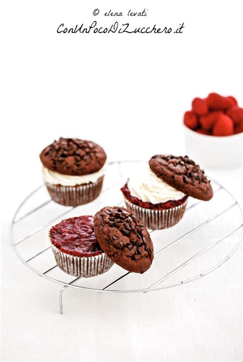 muffin al cioccolato con ricotta montata e lamponi