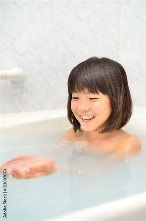 お風呂に入る女の子 Stock Photo Adobe Stock
