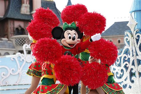 Disneyland Paris Fête 90 Ans De Magie Et De Fun Avec Mickey
