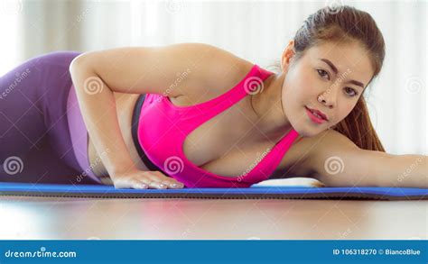 Mulher Feliz Nova Que Relaxa Na Esteira Da Ioga No Gym Foto De Stock Imagem De Branco