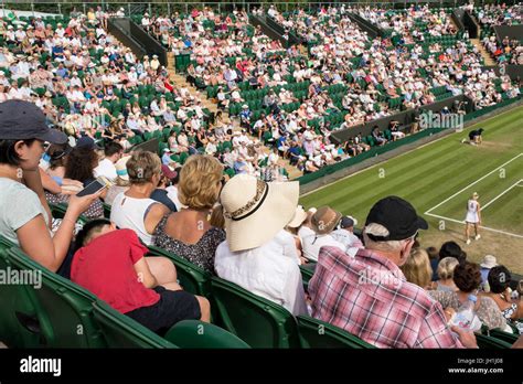 Crowd Watching Tennis Hi Res Stock Photography And Images Alamy