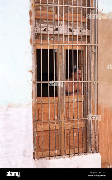 La Vida Cotidiana En Cuba El Hombre Mirando Tras Las Rejas En