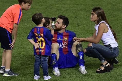 Luis enrique celebra la victoria con sus ayudantes. Lionel Messi 'opts against inviting Luis Enrique to his ...