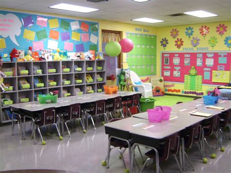From impressively decorated doors to crafty bulletin boards to cozy reading nooks, classrooms have come a long way from the dusty chalkboards and creaky wooden desks of yesteryear. Colorful Classrooms - Sweet Ideas for the Classroom