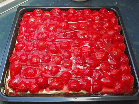 Nach ende der backzeit kuchen stürzen und auskühlen lassen. Erdbeer-Kuchen mit Vanillecreme (Rezept mit Bild ...