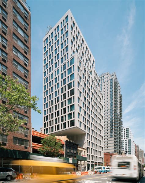 Luxury Manhattan Apartment Tower By S9 Architecture Cantilevers Over