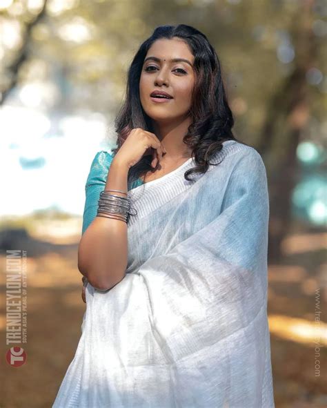 actress roshni haripriyan looks drop dead gorgeous in saree