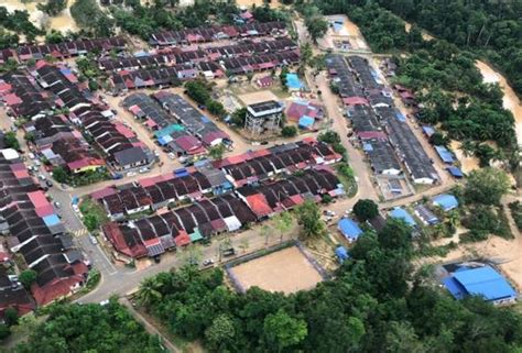 Banjir dan longsor adalah bencana alam yang bisa terjadi karena 2 sebab. Banjir: 17 loji rawatan air di Pahang ditutup | Astro Awani