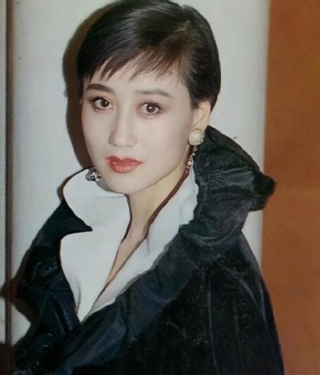 李连杰妻子近照曝光，61岁利智依旧养眼，引起网友热议