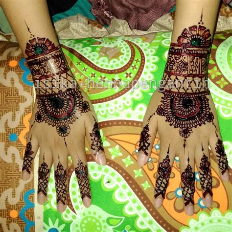 Bisa berbentuk love, atau berbentuk bunga besar dengan tambahan motif cincin sebagai pelengkap yang juga tetap cantik jika di sandingkan dengan cincin pernikahan. Gambar Henna Pengantin Terbaru | Kata Kata