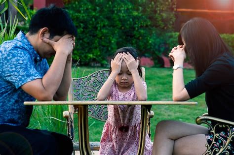 Hija Asiática Poco Estrés Y Dolor De Cabeza Con Padre Y Madre Concepto
