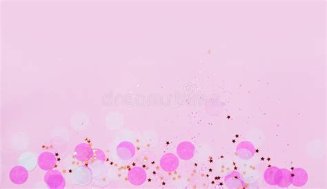 Rosa Konfettis Und Sterne Und Scheine Auf Rosa Hintergrund Stockfoto Bild Von Obenliegend