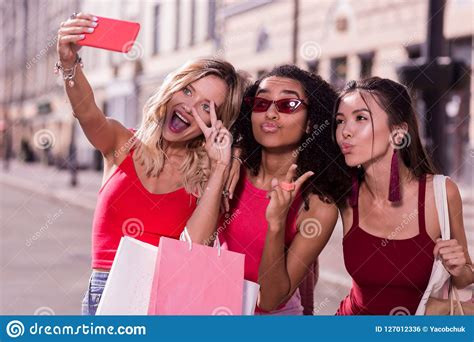 Mujeres Jovenes Felices Encantadas Que Toman Selfies Juntos Foto De Archivo Imagen De