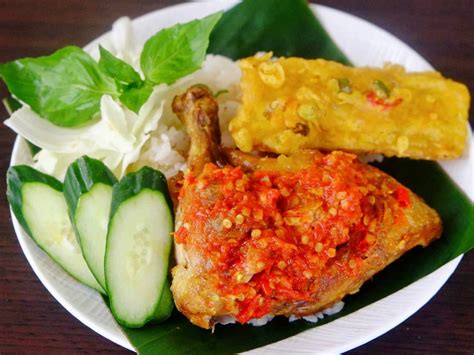 Ayam penyet kremes siap untuk disajikan. Lima Olahan Kuliner Pedas Khas Jawa Timur | Tagar