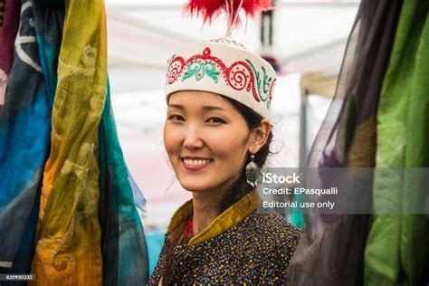 Foto De Uma Mulher Mongol Vendendo Sedas E Artesanato Da Mongólia Ela