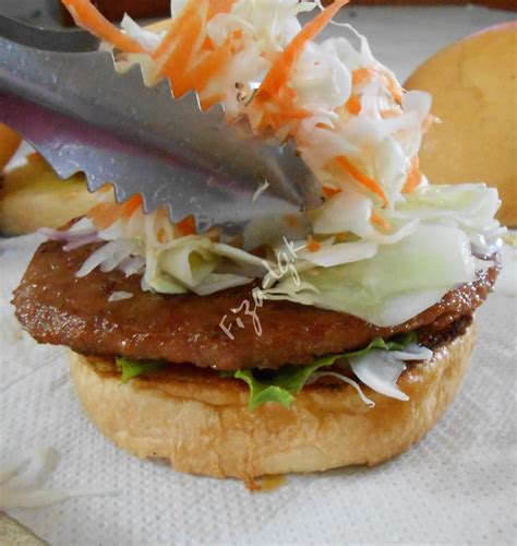 Malah kandungan lemak yang terkandung juga boleh menyebabkan berat badan anda naik! CARA MEMBUAT BURGER YANG SEDAP | Fiza's Cooking