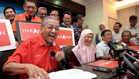 Pakatan harapan says malaysia was saved when umno and barisan nasional were kicked out in may 2018. SETAHUN KERAJAAN PAKATAN HARAPAN: MAMPUKAH MAHATHIR TERUS ...