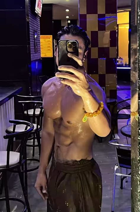 Mrvvip On Twitter Chicco Jerikho Shirtless And Looks Slightly Bulge On Exercise Selebwatch
