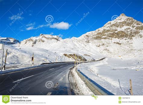 Strada Della Montagna In Alpi Svizzere Al Giorno Di Inverno Soleggiato