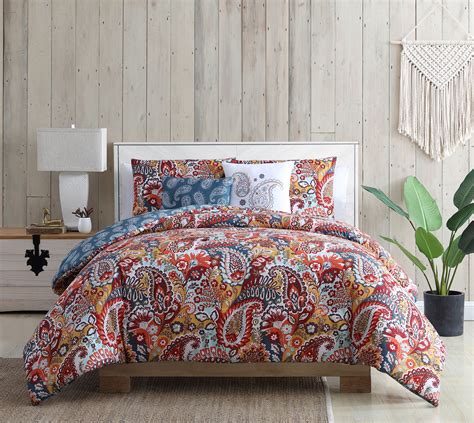 More rarely, some sets will include additional pieces. VCNY Home Bree Reversible Red Paisley Comforter Set, Twin ...