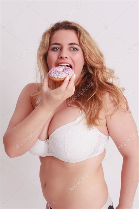 Kvinna Med Stora Tuttar Ter En F Rgglad Muffin Stockfotografi