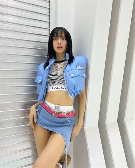 Blackpinks Lisa Flaunts In An White And Blue Avatar Stuns Her Fans