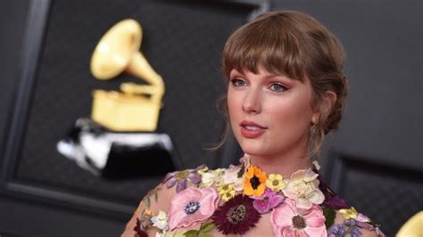 Taylor Swift’s Hair At The Grammys Looks Even Better From The Back Stylecaster