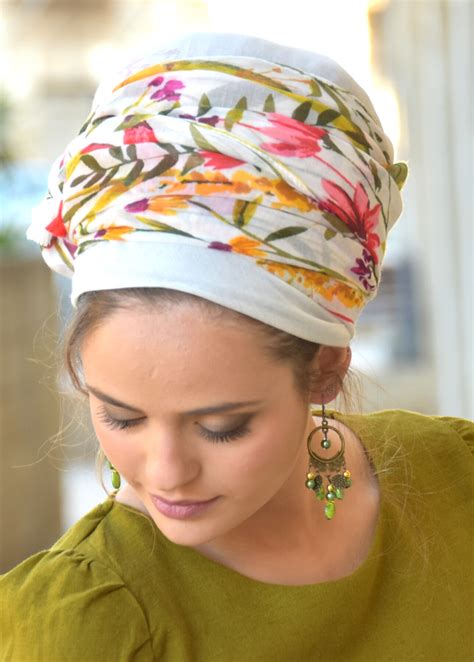 🌺👌this lovely soft handcrafted headscarf is an alluring combination of basic white and vibrant