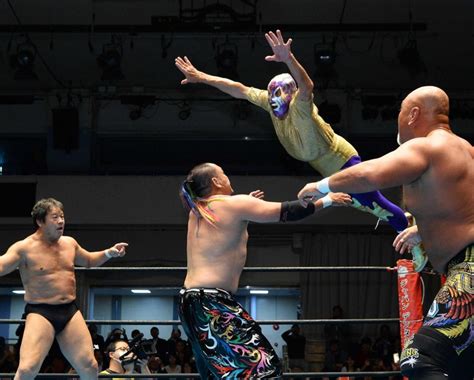 Desperado (kazma sakamoto, masayuki kono & ryouji sai) vs. 75歳の"仮面貴族"マスカラス 飛んだ!勝った!!/ファイト/デイリースポーツ online