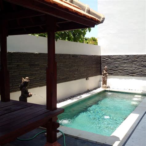 Sebuah kolam persegi kecil dipasang di teras kecil yang terlihat cukup elegan. RUMAH DIJUAL: Rumah Kolam Renang Megah Luas Semi Villa dan ...