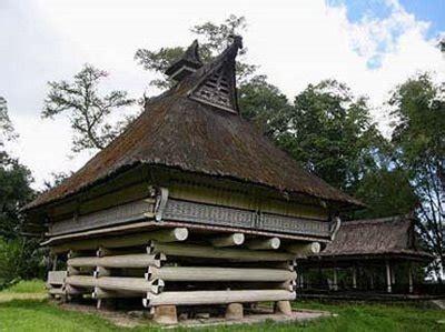Rumah toba ialah sebuah rumah tradisional suku batak toba yang terkenal akan keunikannya, yakni tidak. Arti KEhidupan: Rumah Adat Simalungun