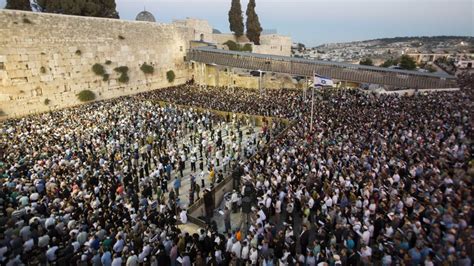 Over 30000 Pray For Kidnapped Teens At Western Wall The Times Of Israel