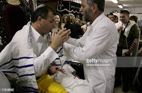 Jewish Circumcision Ceremony Imagens E Fotografias De Stock Getty Images