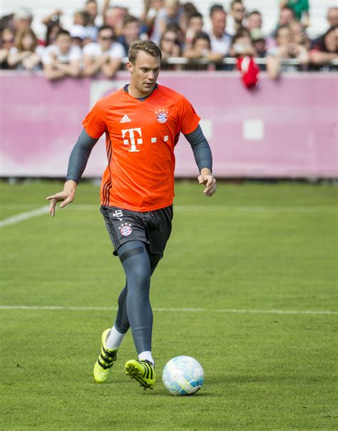 Manuel neuer bleibt vom pech verfolgt. Manuel Neuer Photos Photos - FC Bayern Muenchen - Training ...
