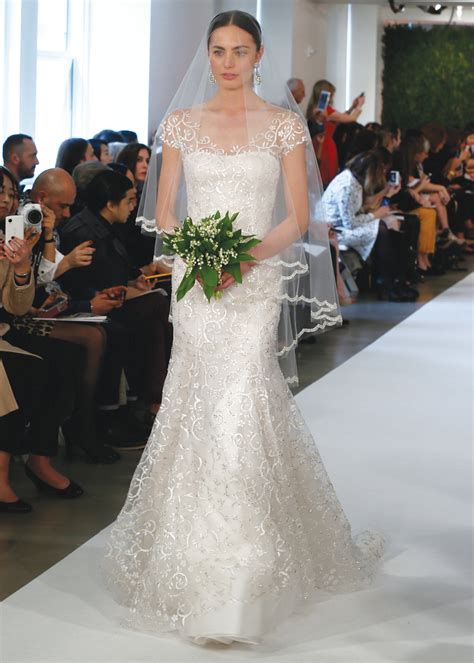 Oscar de la renta is one of the best developers all over the world. Oscar de la Renta Classic Vintage Fit-To-Flare Wedding Gown