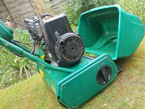 Qualcast Classic 35s Cylinder Petrol Lawn Mower with Grass Box. Fully ...