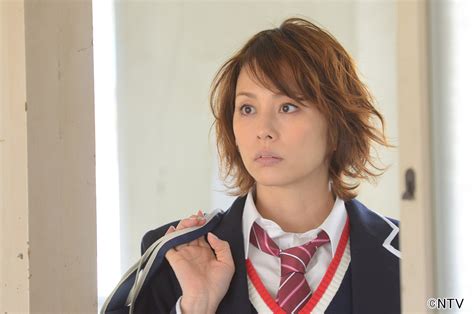 米倉涼子が35歳で高校に編入し、学校の闇を解決！制服を着こなす姿にも注目のドラマ「35歳の高校生」 芸能人・著名人のニュースサイト ホミニス