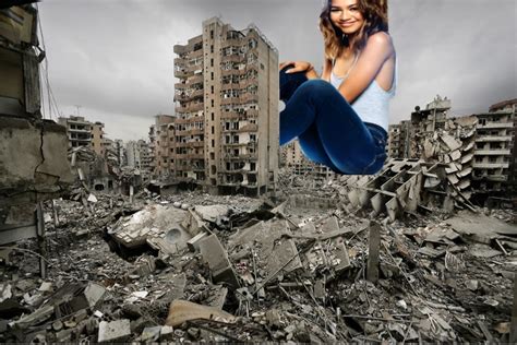 Giantess Zendaya Destroys A City By Cheeselover100 On Deviantart