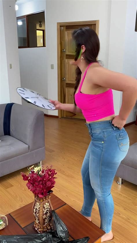 Hermosa Morena Jeans Apretados Sexis Curvas Mujeres Bellas En La Calle