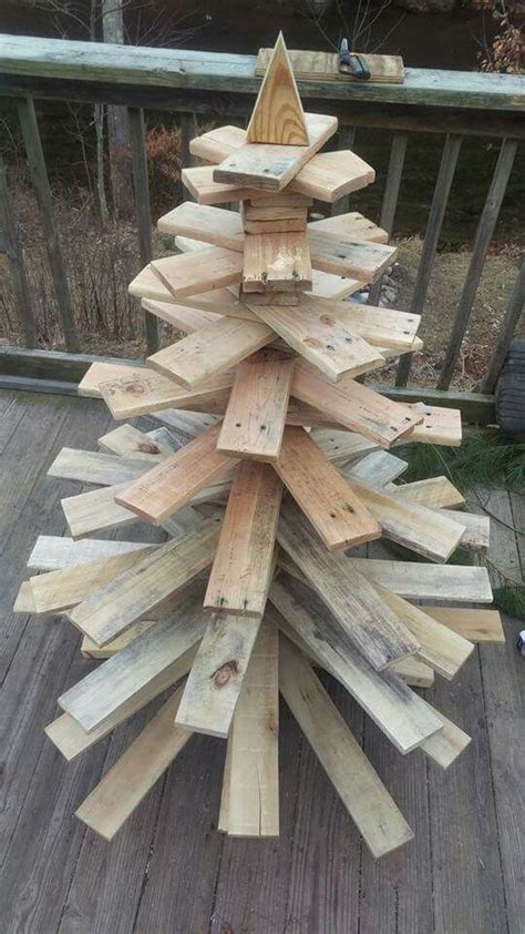 Christmas Tree Made Out Of Wood Pallets Navidad Negocios Arboles