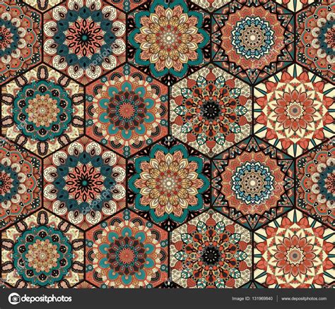 Wenn wir die dunklere färbung von fragmenten einiger fliesen hinzufügen und sie zufällig mit den einfarbigen setzen, können wir die klarheit der anordnung vertiefen. Fliesen Muster Mandala blau braun - Vektorgrafik ...